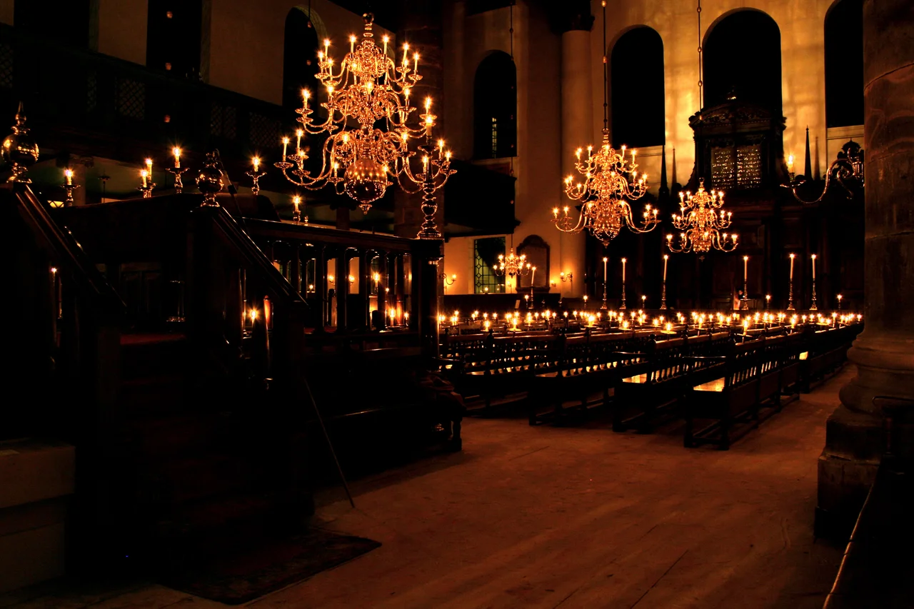A photgraph taken of the interior of the Esnoga synagogue in Amsterdam.