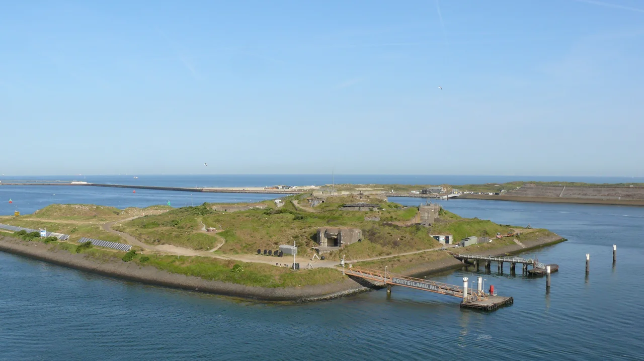 The  Fortress at IJmuiden, at the mouth of the North Sea Canal, better known as Fortress island, was a part of the Amsterdam defences.