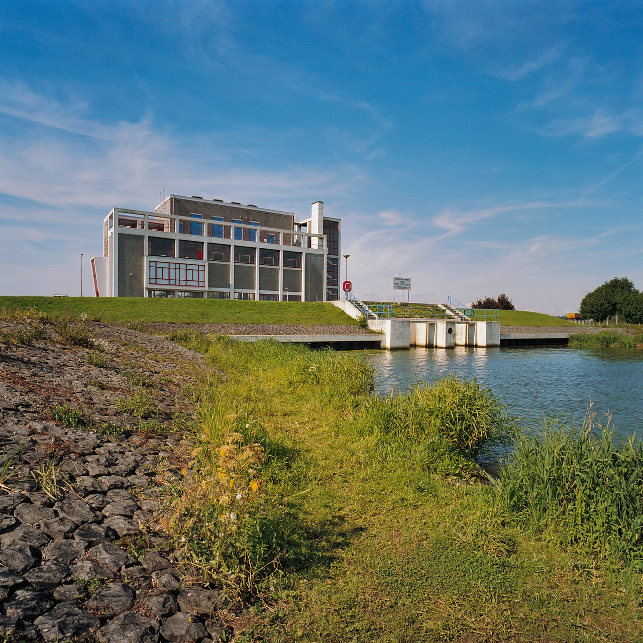 Gemaal Lovink: Ligging gezien vanaf de "water" zijde (opmerking: Gefotografeerd voor Monumenten van Herrezen Nederland, bladzijde 67)