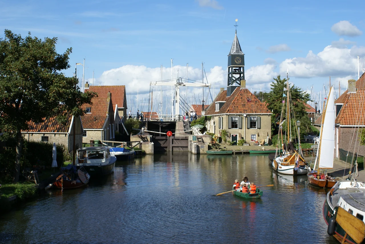 Hindeloopen,sluishuis gezien vanaf de Zijlroede

This is an image of rijksmonument number 18209Information from structured data:
location of creation: Súdwest-Fryslân→Friesland→Netherlands
depicts instance of: Schutsluis (Hindeloopen)→lock
This is an image of rijksmonument number 22191Information from structured data:
location of creation: Súdwest-Fryslân→Friesland→Netherlands
depicts instance of: Schutsluis (Hindeloopen)→lock