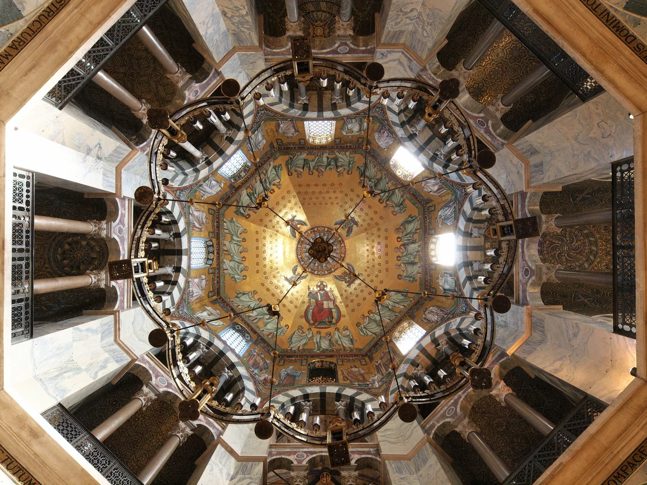 Blick durch den Barbarossaleuchter in die Kuppel des Oktogons im Dom in de:Aachen, Denkmal