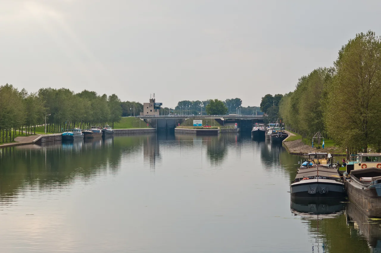Schleuse Panheel, Kanal Wessem - Nederweert in den Niederlanden, mit östlichem (also maasseitigem) Vorhafen