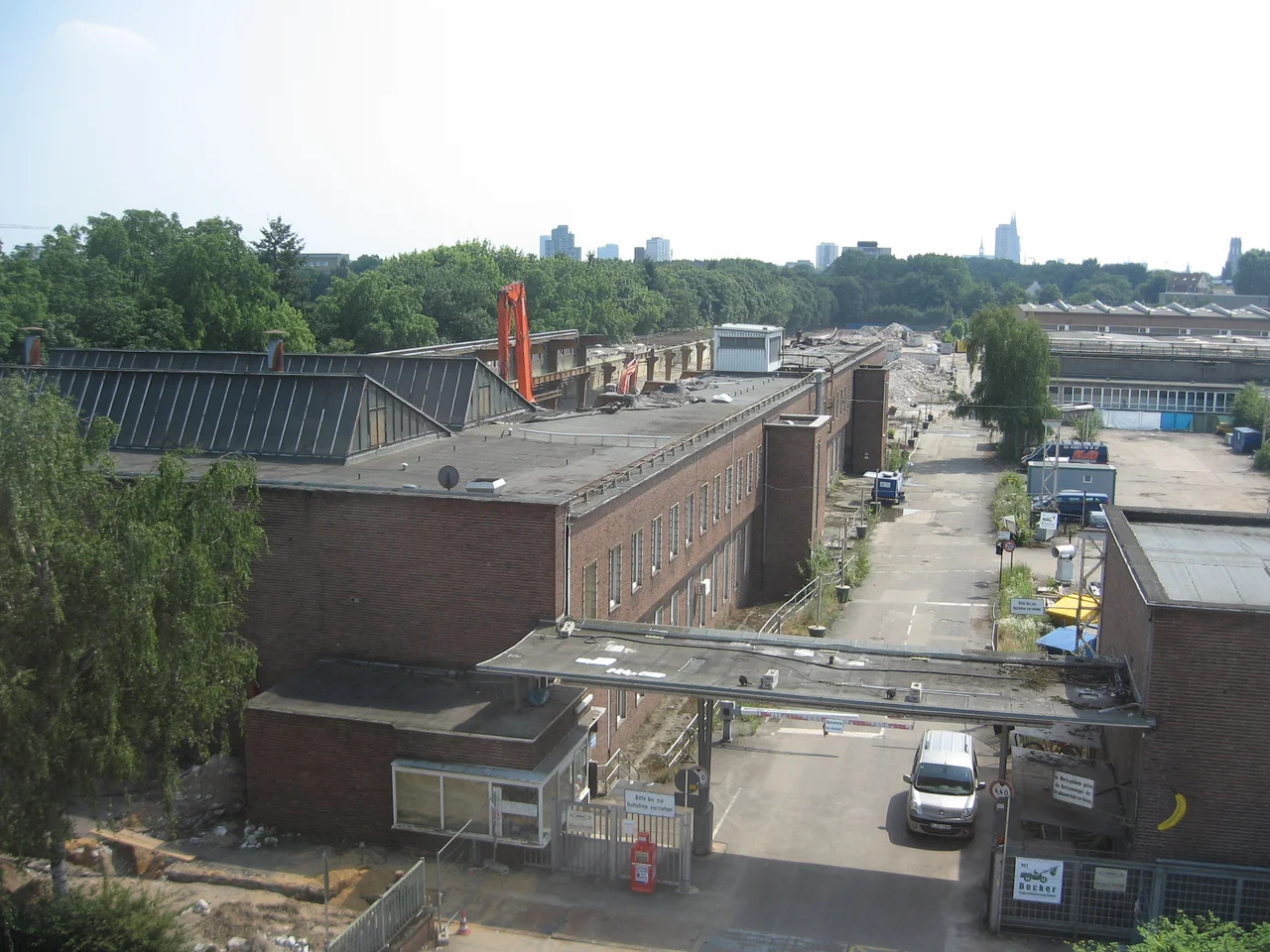 Image is part of an image sequence showing the deconstruction of Clouth-Gummiwerke in Cologne, Germany and the construction of the new Clout-Quarter in the same place. The image sequence spans a time of 6 years. The image show the Clouth-quarter from north-east end over the location of former gate 4.