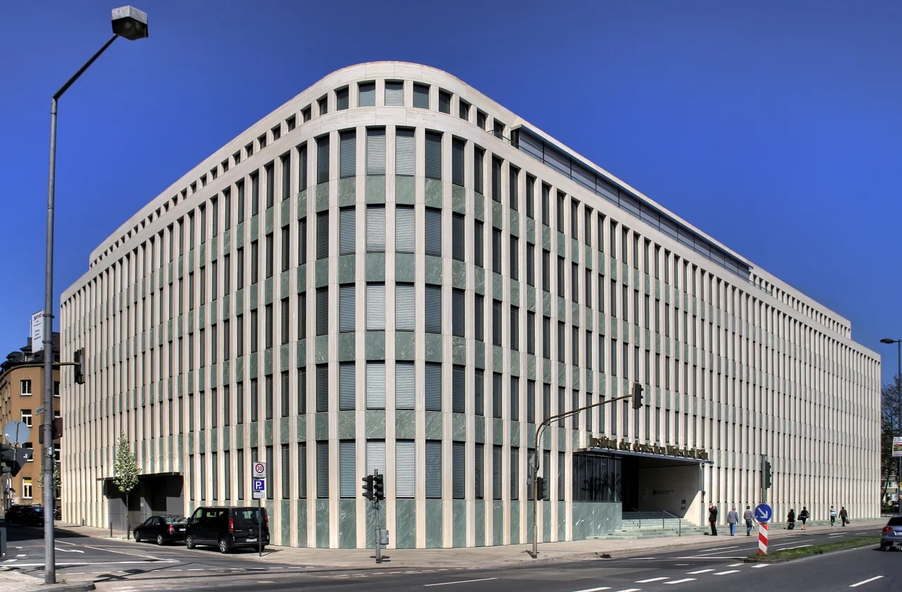 Institut der deutschen Wirtschaft, Konrad-Adenauer-Ufer 21, 50668 Köln. Architekt: Thomas van den Valentyn
