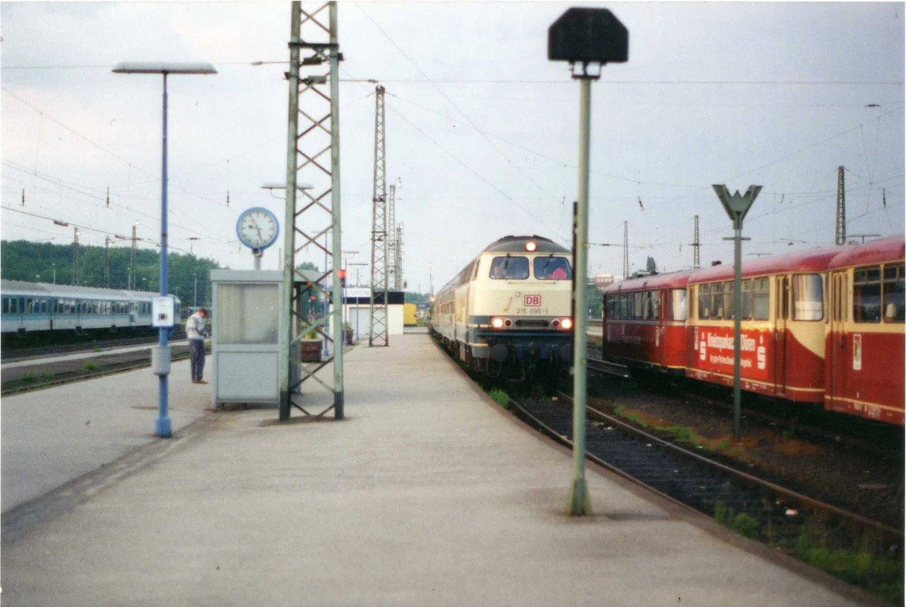 Mit 27 Minuten Verspätung ist der letzte Personenzug aus Richtung Bedburg in Düren auf Gleis 19 eingetroffen: N 8486 von Neuss, planmäßige Ankunft 20.55 Uhr, Lok 215 095-1 zog 4 Wagen. Der Bahnsteiglautsprecher verkündete in knappest möglicher Form: "Düren, hier Bahnhof Düren, Gleis 19. Verspätet eingefahrener Nahverkehrszug endet hier."