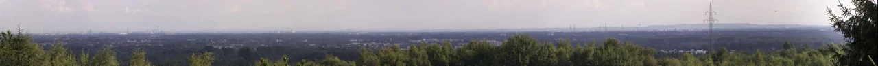 Der Kölner Dom ist mit 157,38 Metern Höhe nach dem Ulmer Münster das zweithöchste Kirchengebäude Europas sowie das dritthöchste der Welt, im Vordergrund das Gaudi-Zelt, dazwischen Hohenzollernbrücke und Hauptbahnhof.