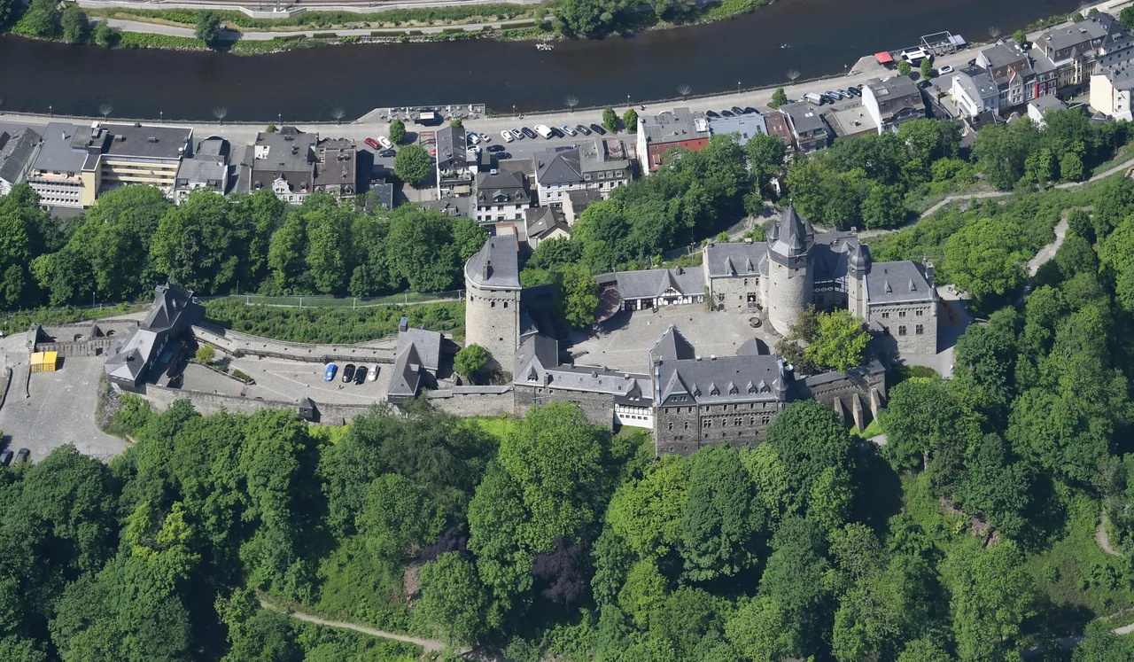 Aerial image of the Altena Castle (view from the east)