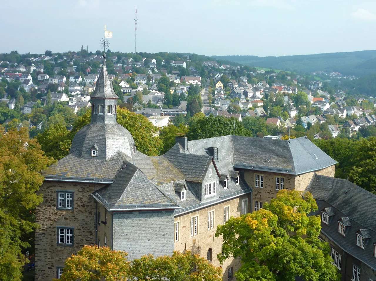 Oberes Schloss in Siegen/Westfalen: Ansicht der Gebäude der Kernburg von Südwesten; im Hintergrund der Giersberg.