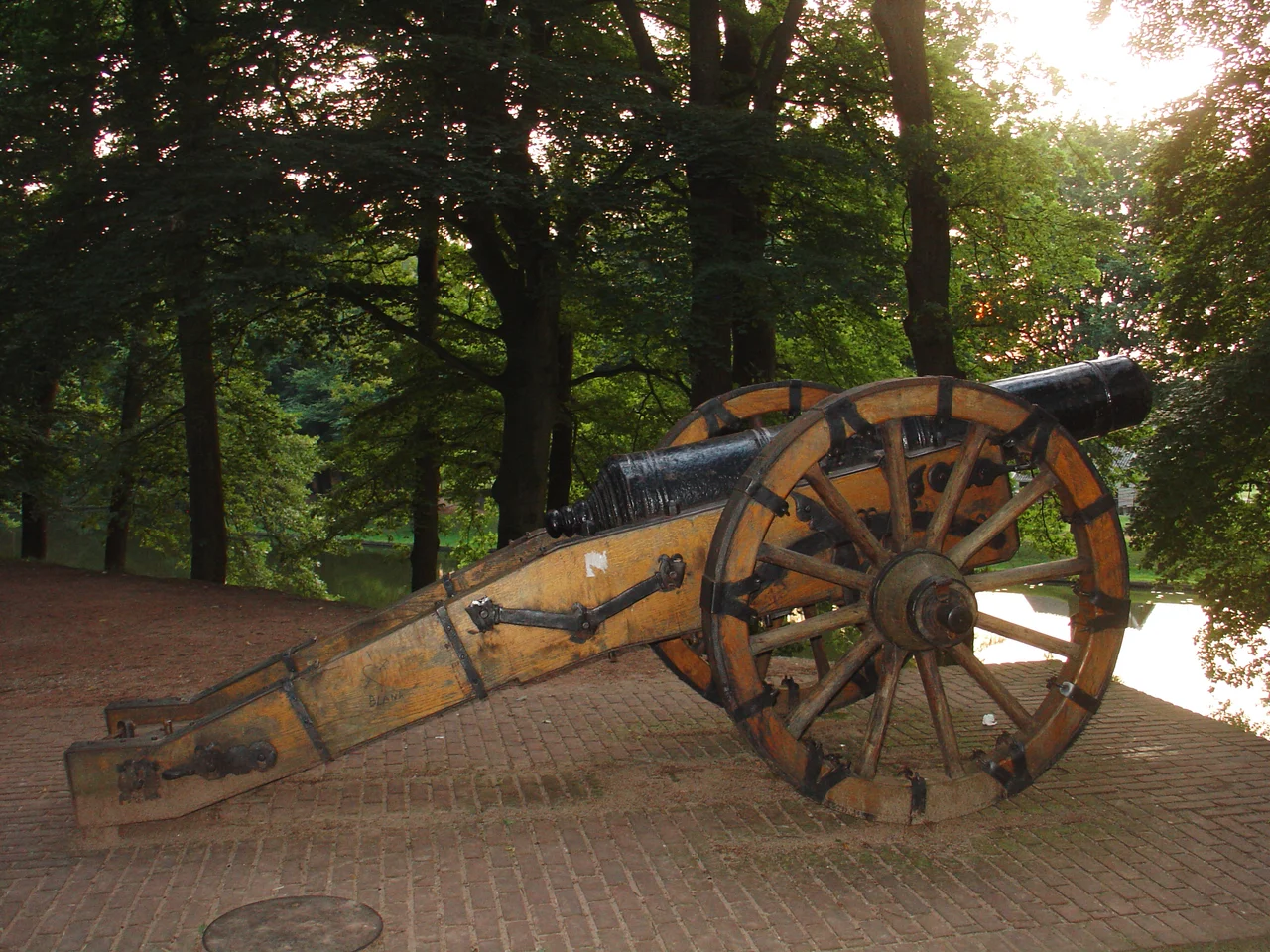The original canon of Groenlo on a new gun-carriage (2004). This is the oldest known English demi-cannon perrier. This gun dates back to 1570 and was left behind after one of the sieges of Groenlo during the Eighty Years' War.