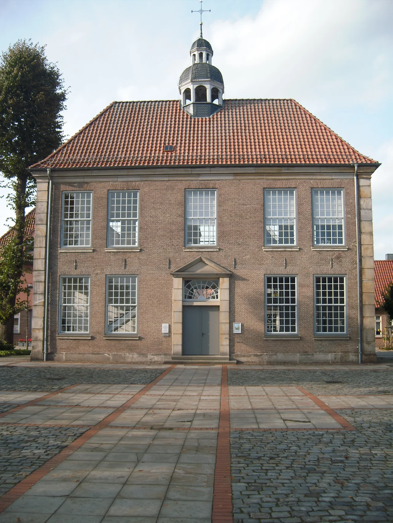 Das alte Rathaus der Stadt Neuenhaus an der Haupstraße.