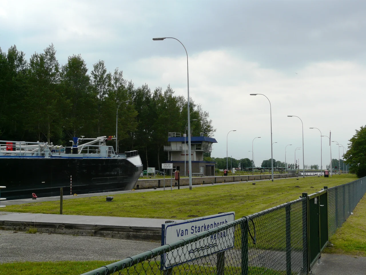 Sluis Gaarkeuken gezien vanaf de weg Buikstede (westen).