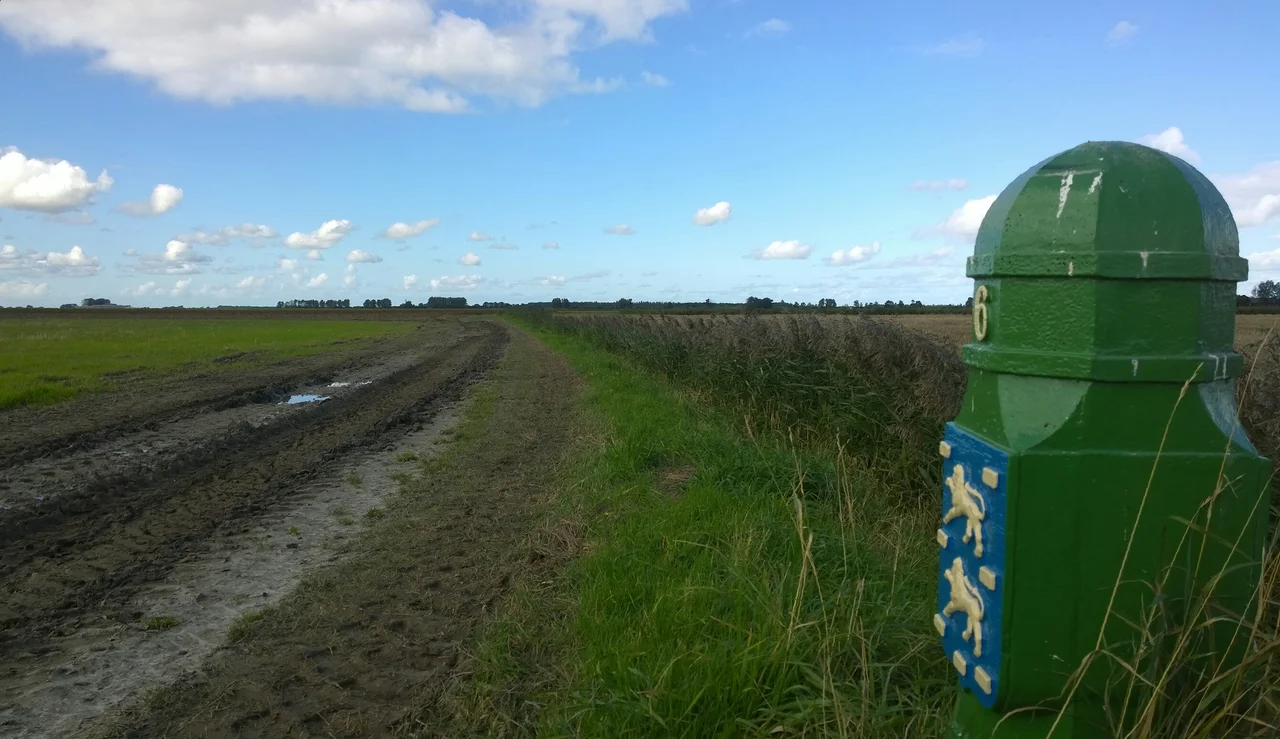 grenspaal aan de Fries-Groningse grens bij Lauwerzijl
