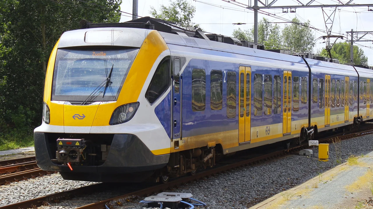 NS SNG 2324 at Hoofddorp railway station
