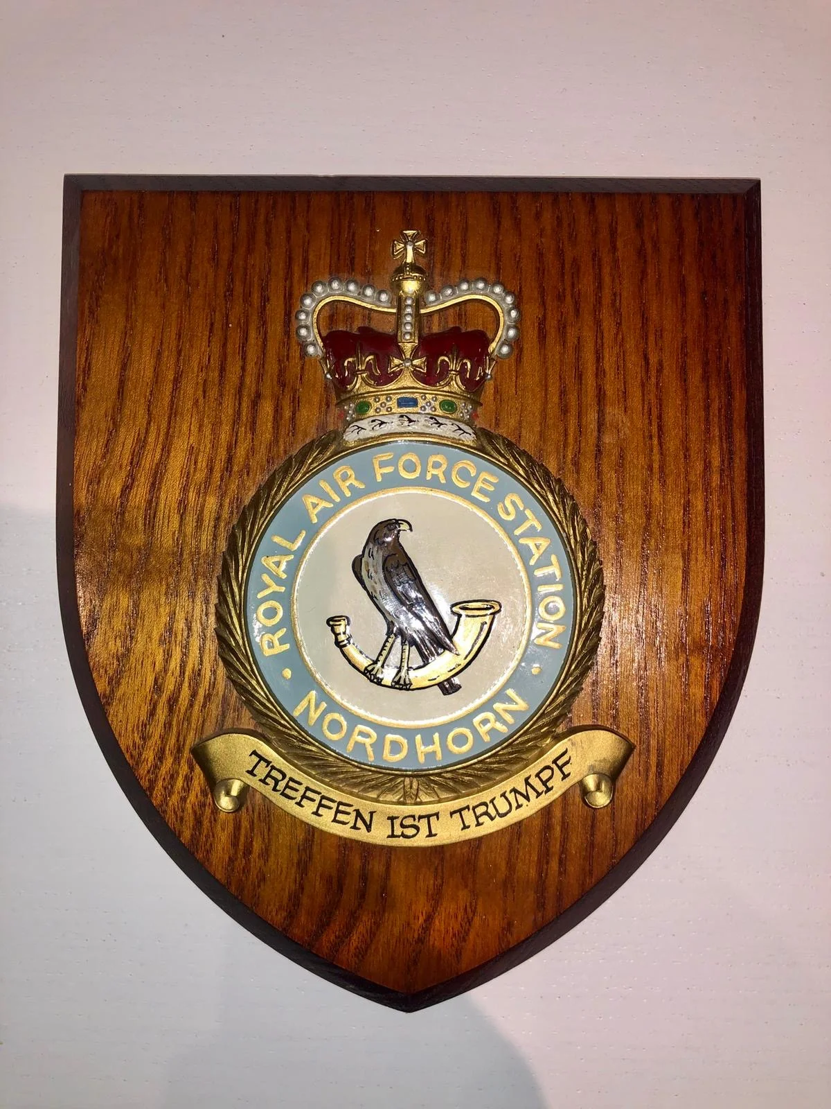 Coat of Arms of Royal Air Force Station NORDHORN ("Nordhorn Range") from ca. 1945 until passing it over to the Bundeswehr (Federal Forces), which gave it the name "Luft-/Boden Schießplatz Nordhorn. The unit was under the command of the Royal Air Force Germany. The German slogan "Treffen ist Trumpf" roughly means "Hitting [the target] is trump".