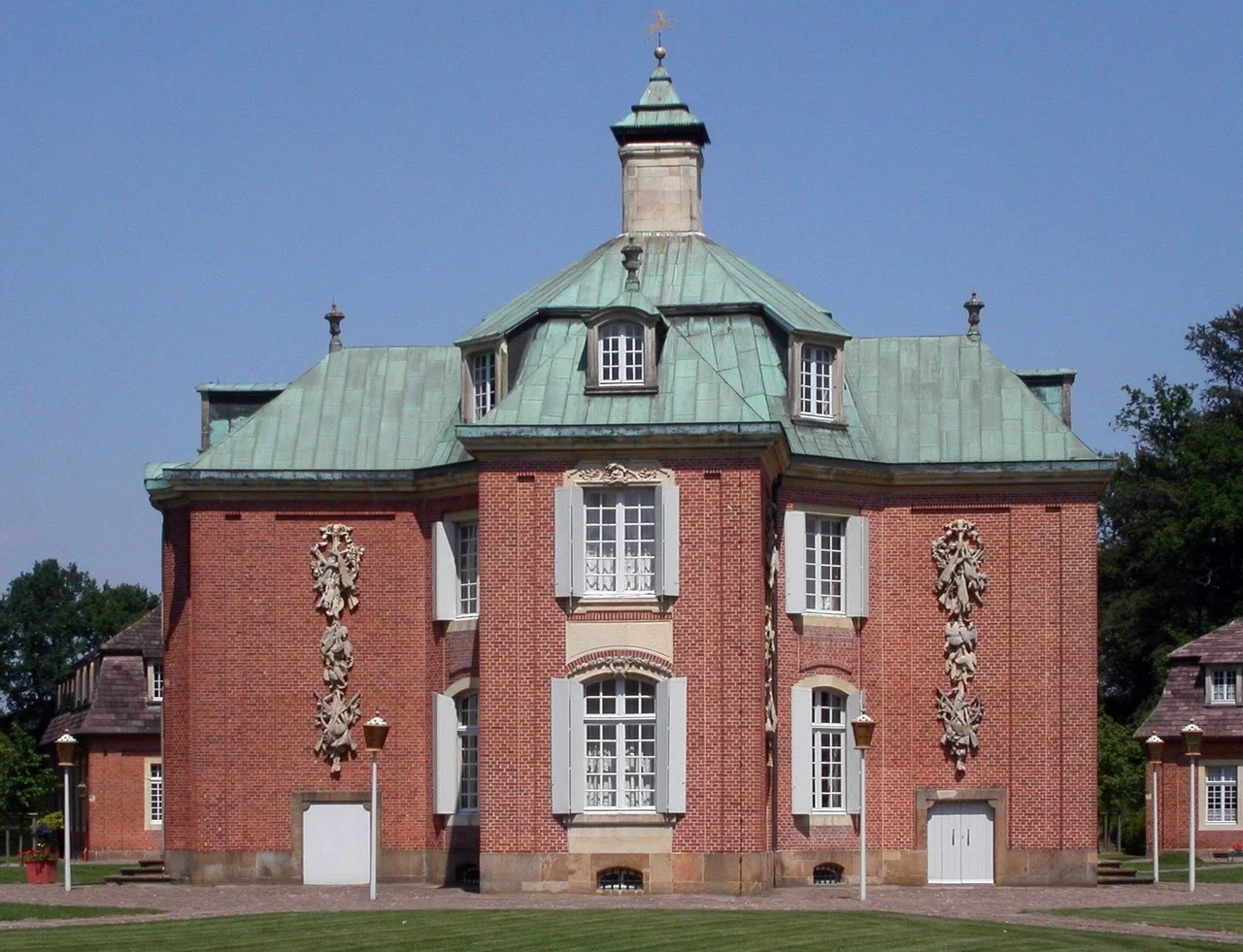 Zentralgebäude des Schloss Clemenswerth im Emsland