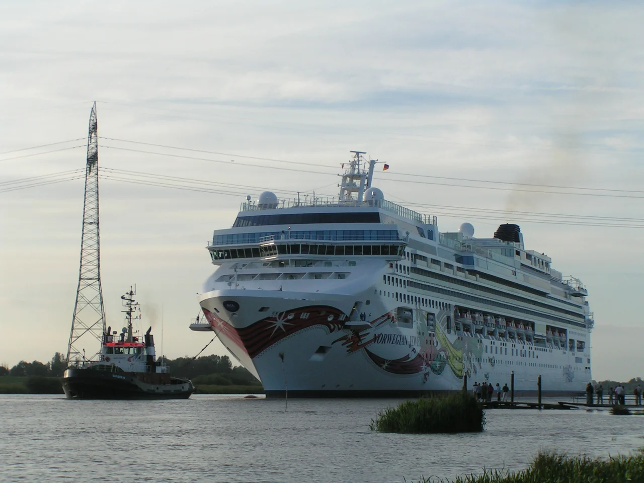 Überführung der "Norwegian Jewel" auf der Ems. Standort: Mitling-Mark (Gemeinde Westoverledingen); links Mast der 380-kV-Freileitungskreuzung (Conneforde–Diele)
