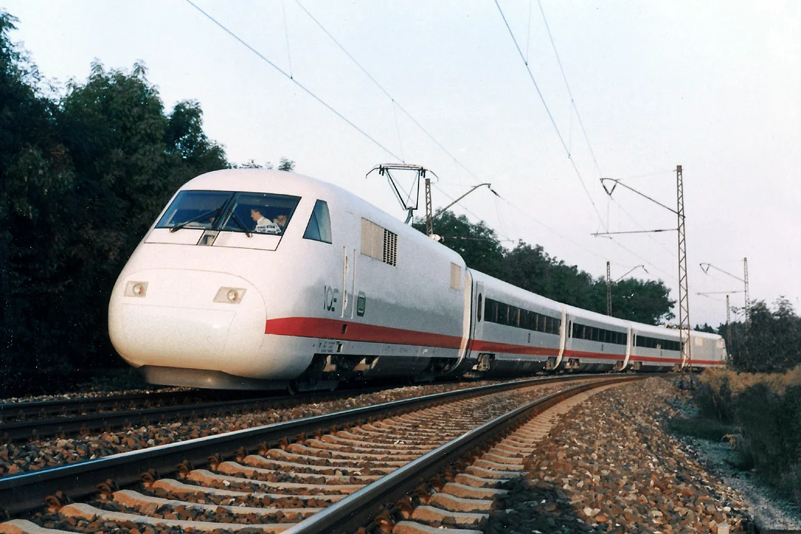 The Intercity-Express prototype InterCityExperimental on the freight line between Karlsfeld (near Munich) and Olching. This was the first voyage of the full train, one day before its official presentation. Car order: 410 001, 810 002, 810 001, 810 003, 410 002