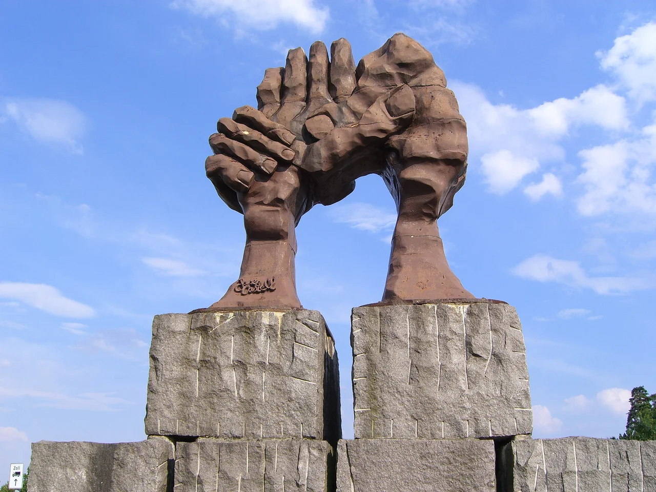 sculpture "La voûte des mains" ("vaulted hands"; artist: Josep Castell) at the former border at the motorway "Autobahn A2" close to Helmstedt