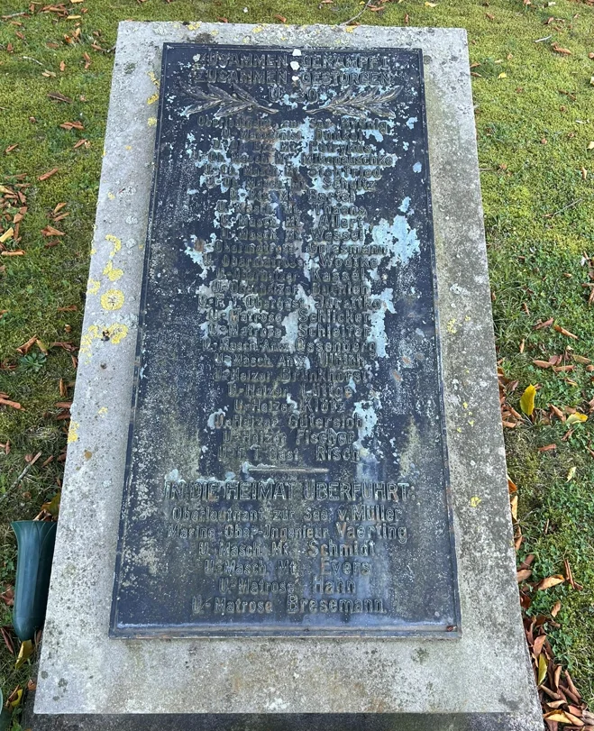 Gedenktafel für die aus U30 geborgenen Gefallenen auf dem Ehrenfriedhof in Emden
