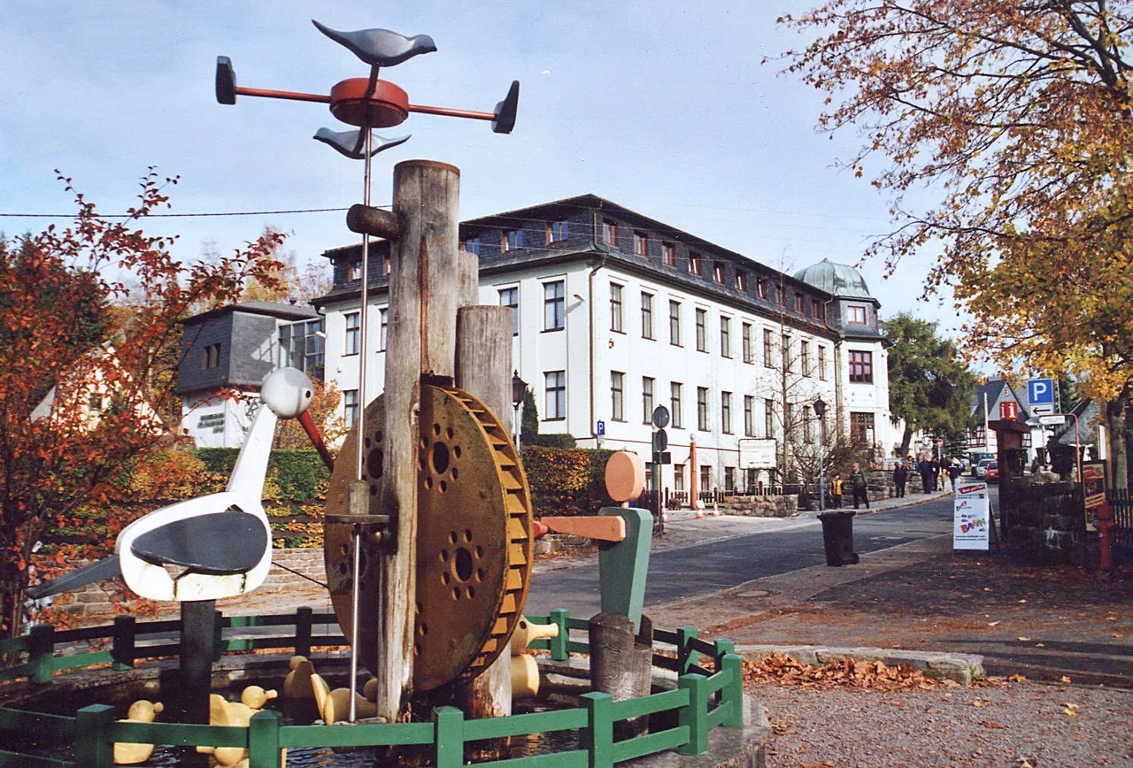 This image shows a fountain in front of the toy museum of Seiffen. Seiffen is the center of the wooden folk art production (especially with Christmas and toy themes) in the Ore Mountains.