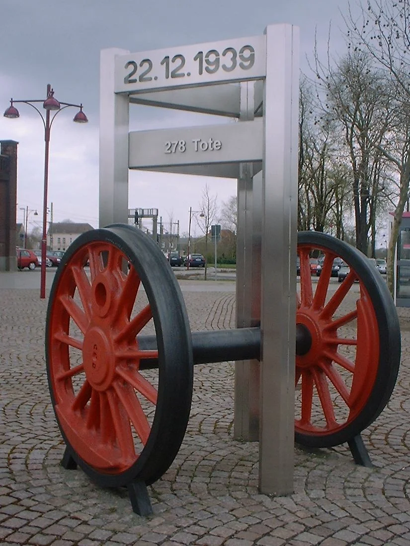 Denkmal (vor dem Bahnhof) für das Eisenbahnunglück am 22.12.1939 in Genthin in Sachsen-Anhalt, Deutschland