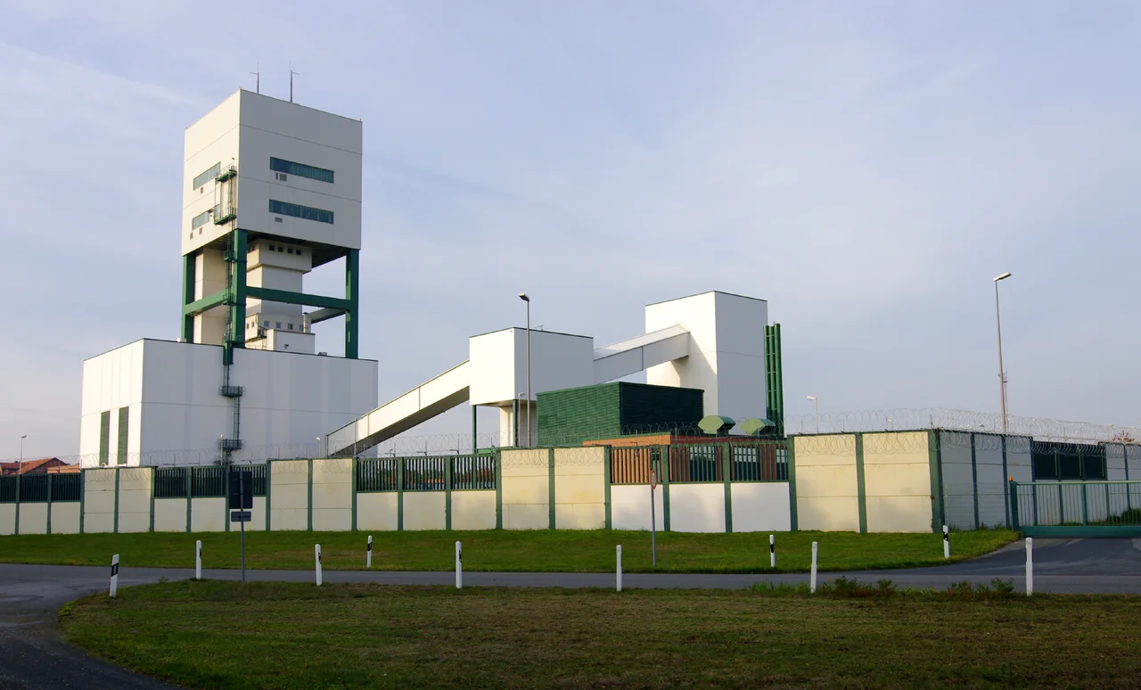A small part of the so-called exploration mine near Gorleben (district Lüchow-Dannenberg) for a planned long-term repository of German highly radioactive nuclear waste in a salt dome. The site is located a few hundred meters distance from the aboveground interim storage facility for German highly radioactive nuclear waste, which is the goal of annual "Castor" transports. (Both devices are often confused with each other or not distinguished in the public perception.)
