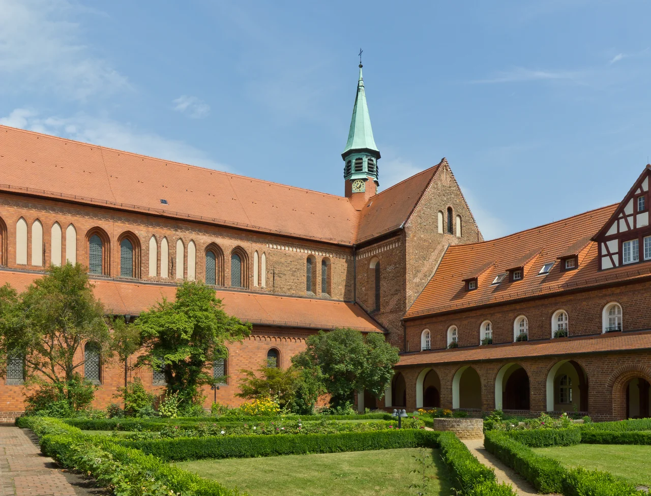 Cloister garden courtyard and St. Marien church (rear) of the Kloster Lehnin (Lehnin abbey, a German Brick Gothic era monastery near Brandenburg/Havel, in Landkreis Potsdam-Mittelmark, Brandenburg).