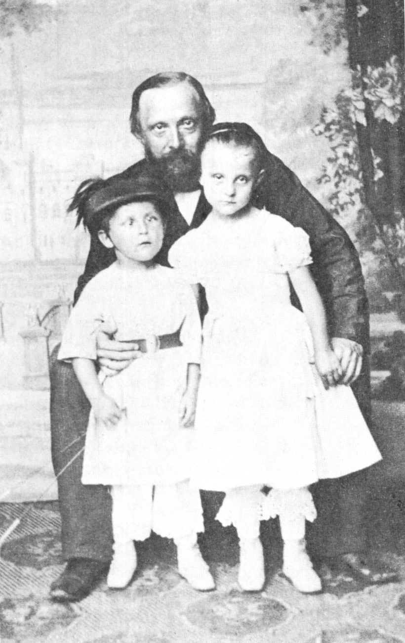 Rudolf Virchow mit seinem Sohn Ernst (geb. 24.1.1858) und seiner Tochter Adele (geb. 1.10.1855), Foto: 8,5 cm × 5,2 cm