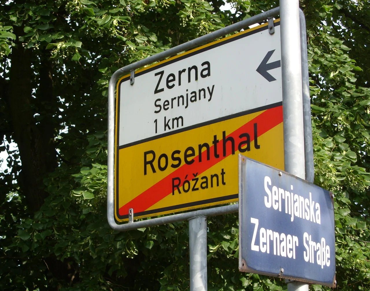 Deutsch-Sorbische Straßenschilder in Rosenthal, Landkreis Bautzen.