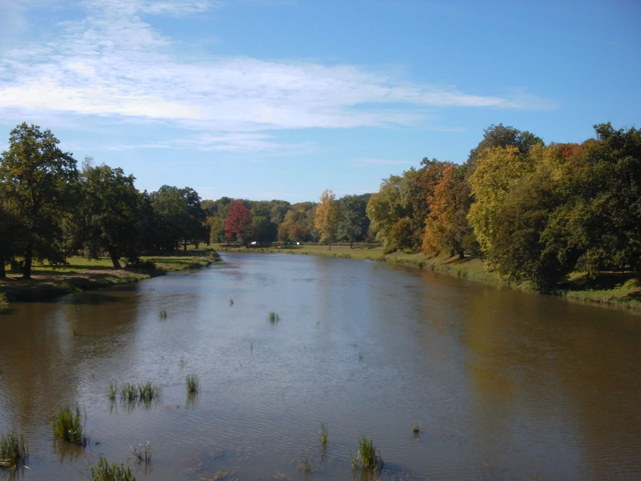 Park von Muskau, seen from the border bridge in south direction: Łęknica and Bad Muskau are separated by the Lusatian Neisse.