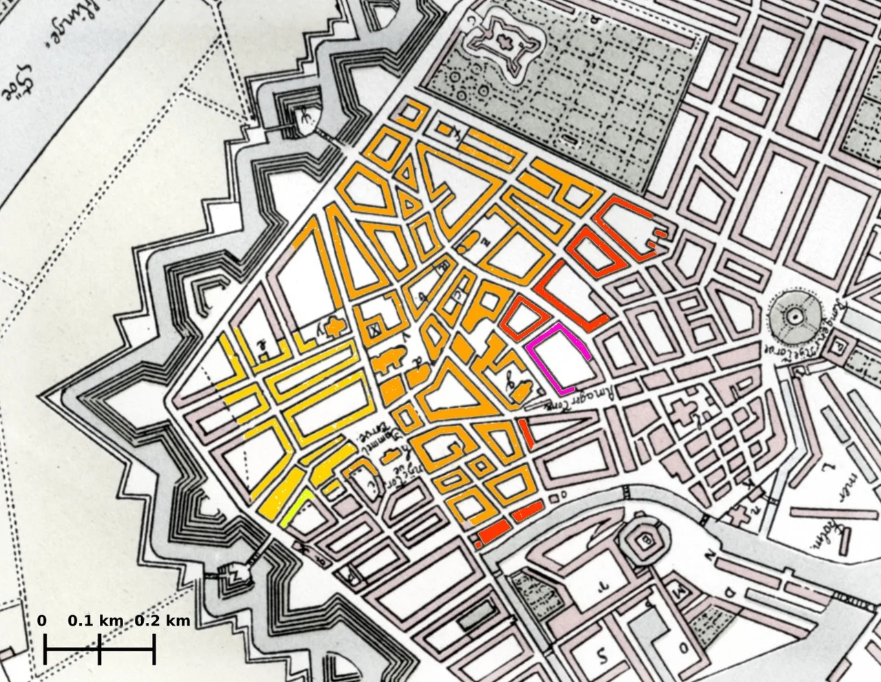 The progress of the Copenhagen Fire of 1728.
The extent of the approximate area affected by fire by 8 p.m. on Wednesday October 20, 1728 is in bright yellow, the approximate area affected by midnight on Wednesday in yellow, the approximate area affected by midnight on Thursday in orange, the approximate area affected by midnight on Friday in red and the area affected by Saturday is shown in purple.