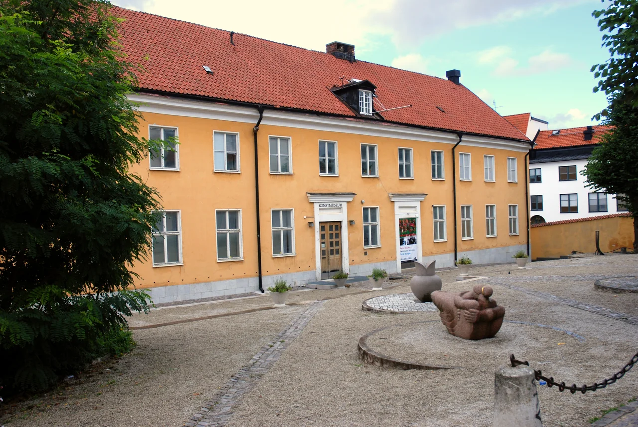 Visby Konstmuseum (Visby Art Museum), Gotland, SwedenIn front sculptures by Pye Engström and Eva Lange