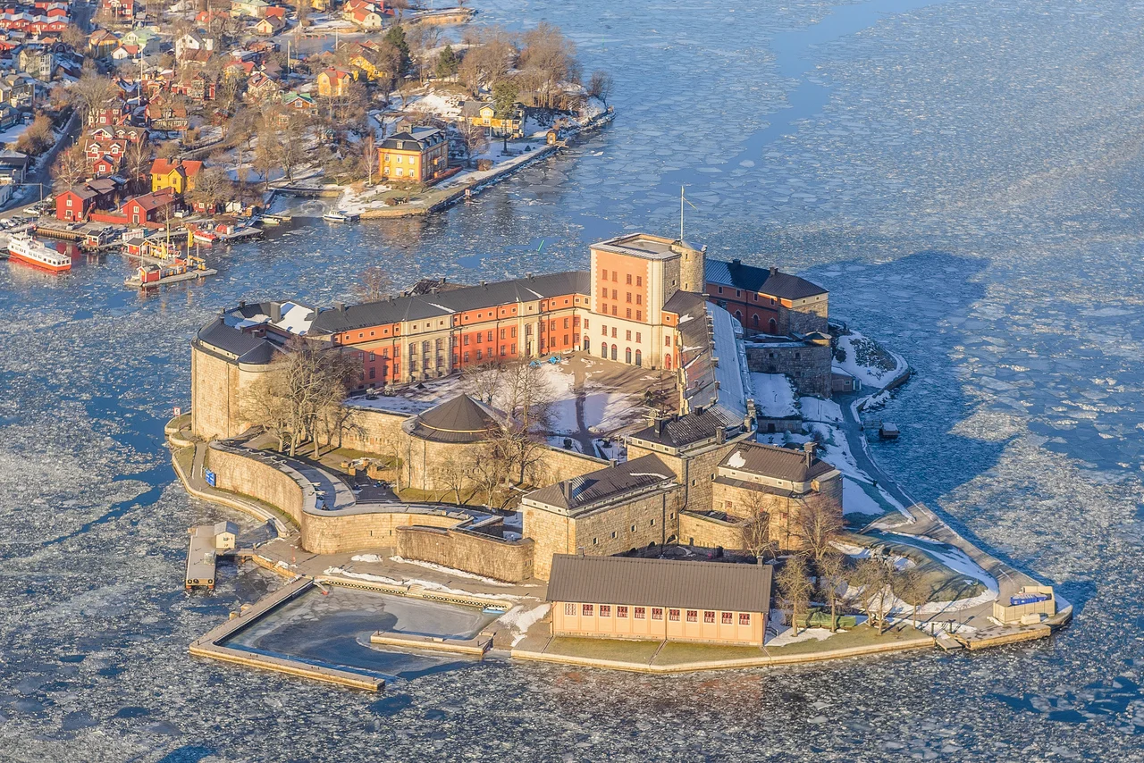 Vaxholm Fortress, Stockholm archipelago, Sweden. November 2013.
Русский: Ваксхольмская крепость, Стокгольмский архипелаг Швеция, ноябрь 2013 год.
Français : Le château de Vaxholm, construit en 1544 par le roi de Suède
Gustave Vasa.
Polski: Twierdza Vaxholm położona w Archipelagu Sztokholmskim w Szwecji.
This is a photo of a protected building in Sweden, number 21300000013595 in the RAÄ buildings database.
