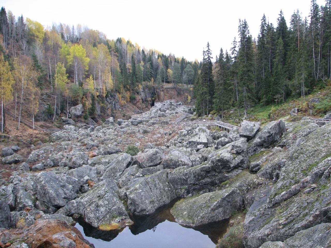Döda fallet (en: Dead Waterfall) in Ragunda, Sweden. 35m (115ft) waterfall silenced by mistake in 1796.