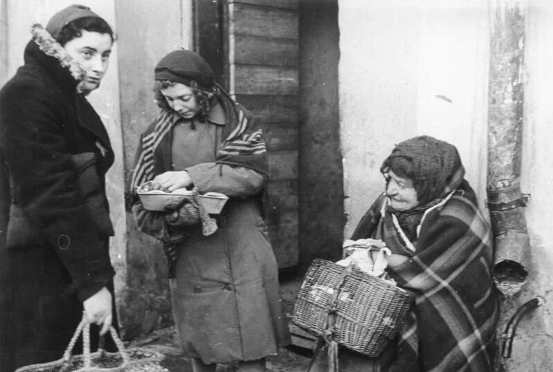 For documentary purposes the German Federal Archive often retained the original image captions, which may be erroneous, biased, obsolete or politically extreme. Polen, Ghetto Lublin, jüdische Frauen
ADN-ZB
II. Weltkrieg 1939 - 1945
Judenverfolgung durch die faschistischen deutschen Besatzungstruppen in Polen.
UBz: Jüdische Händler im Ghetto in Lublin, 1939.
14475-39