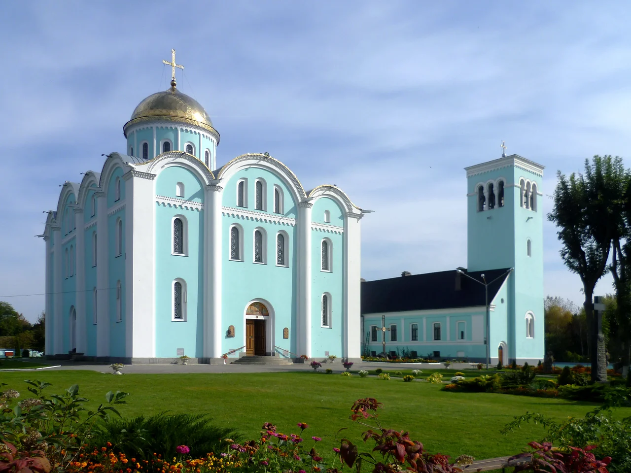 Комплекс Успенського собору (12-17 ст.) - Успенський собор (ліворуч), будинок з дзвіницею (праворуч) - м.Володимир-Волинський (вул. Соборна) Волинська область Україна