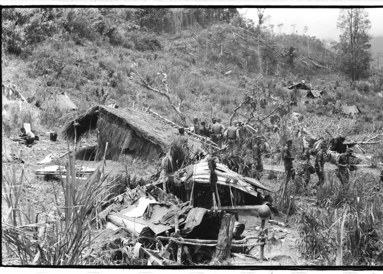 From the Warren Smith Collection (COLL/5713) at the Archives Branch, Marine Corps History Division 

OFFICIAL USMC PHOTOGRAPH