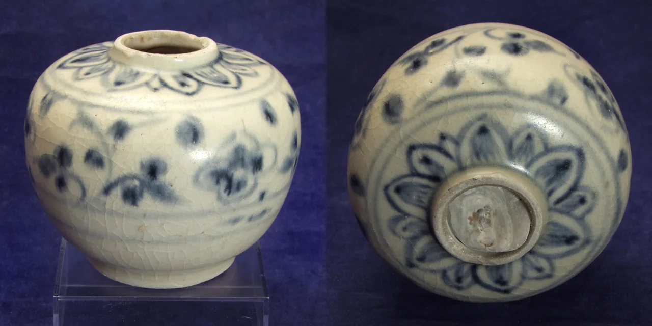 Ming Dynasty, blue and white peony jarlet, recovered from the Hoi An Hoard with ingrown seashell