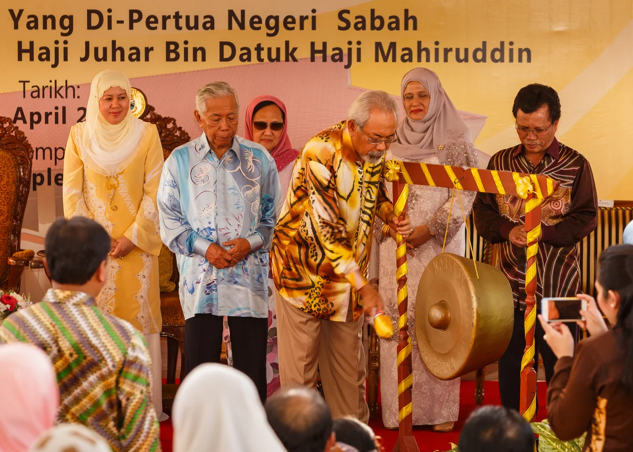 Semporna, Sabah: Head of State Tun Juhar Mahiruddin is inaugurating the Tun Sakaran Museum by a traditional beating of gong. He is assisted by former Head of State Tun Sakaran Dandai