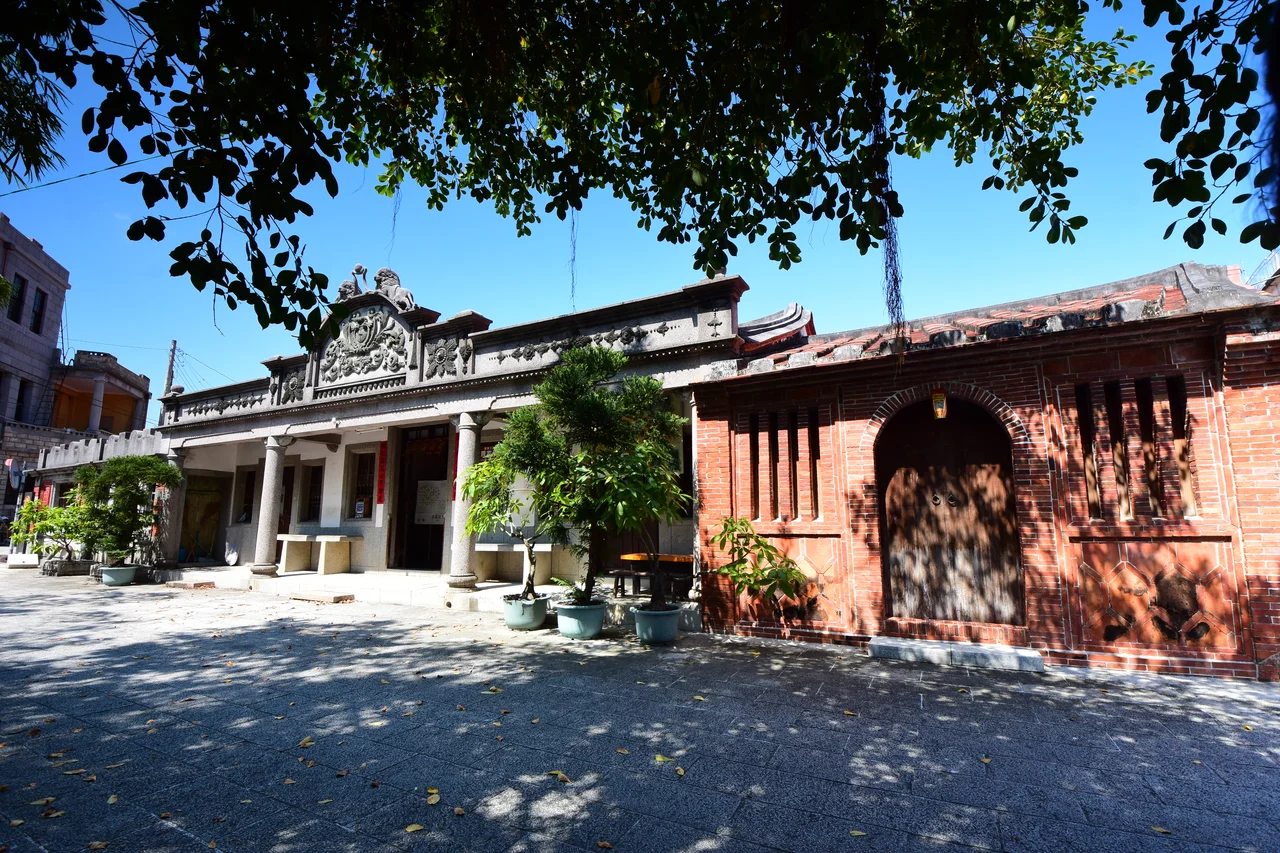 蕭宅展現的是客家住宅的特色,陳設簡單而肅靜,色彩以朱、墨為主,屋脊全為馬背。 佳冬蕭屋聘請唐山名師設計建造,建材遠從大陸船運至再以牛車載回佳冬,興建工程浩大。