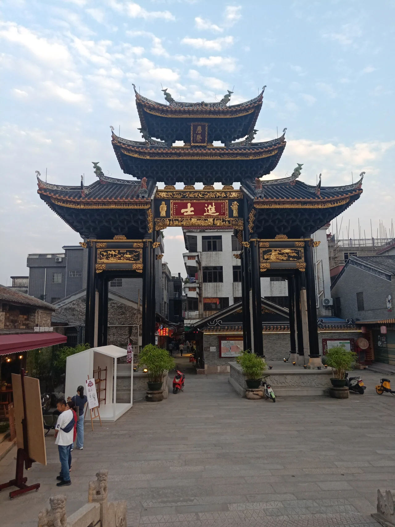 喺中國廣東佛山順德杏壇鎮逢簡水鄉嘅進士牌坊