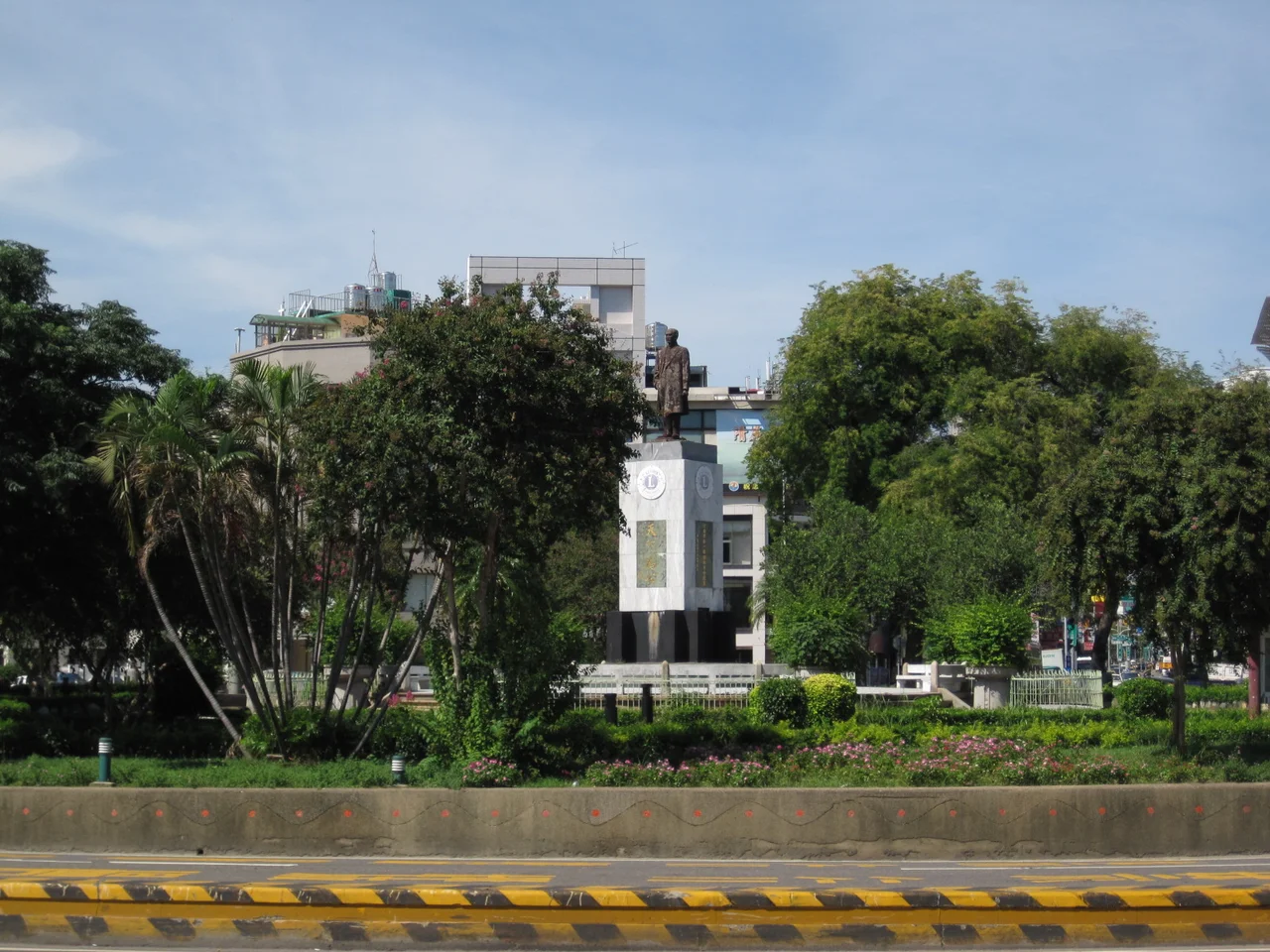 臺南市湯德章紀念公園孫中山站像。