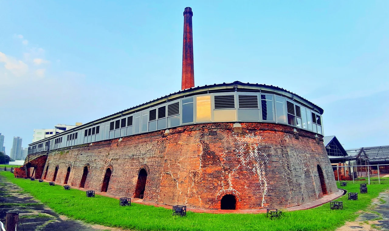 The former Tangrong Brick Kiln at Sankuaicuo was originally a tile factory which was established in 1899 by the Japanese. It was the first brick kiln in the Dagou area. The latest technology was then introduced to this kiln and after two decades or so, the kiln's Brick production accounted for about 70% in the industry in Taiwan.
Almost all bricks used in important projects in southern Taiwan, such as the Kaohsiung City Hall, the Women Patriots ' Club House, Wude Temple at Hamasen, and Wude Temple at Cishan, were supplied by this kiln because the trademark of TR spoke for its guaranteed quality.
After the war, the Taiwan Renga first turned into a state-owned factory and then was sold to Tangrong Ironworks, a private company. However, after the company's financial crisis in 1957, the Ministry of Economic Affairs acquired the factory. As technology evolved and The market shifted, Tangrong invested in new production methods so that it could produce heat-resistant bricks which were a critical industrial material. during the period of rapid economic growth, this kiln brought in lucrative profits for Tangrong, but, eventually, the entire kiln Was shut down in 1985. This was due to rising labor costs and environmentalism, but its administrative office continued to operate until 2002.