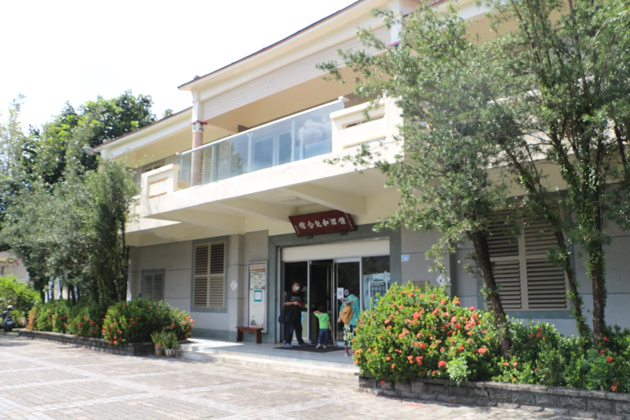 ​位於高雄市美濃區尖山山麓，黃蝶翠谷與朝元寺入口附近的鍾理和文學紀念館。主要是為了紀念出身六堆的客家籍文學家鍾理和，館旁設有台灣文學家步道。
