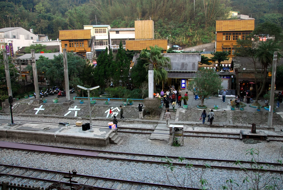 Shengsing Station is a train station along Old Mountain Line, an abandoned section of Taichung Line, one of the trunk line of Taiwan Railway Administration. It is located within the boundary of SanYi Township, MiaoLi County. Today the station has been turned into a tourist site rather than a transportation infrastructure.This photo shows the track side of the station, with the old name of the station on the stone wall.