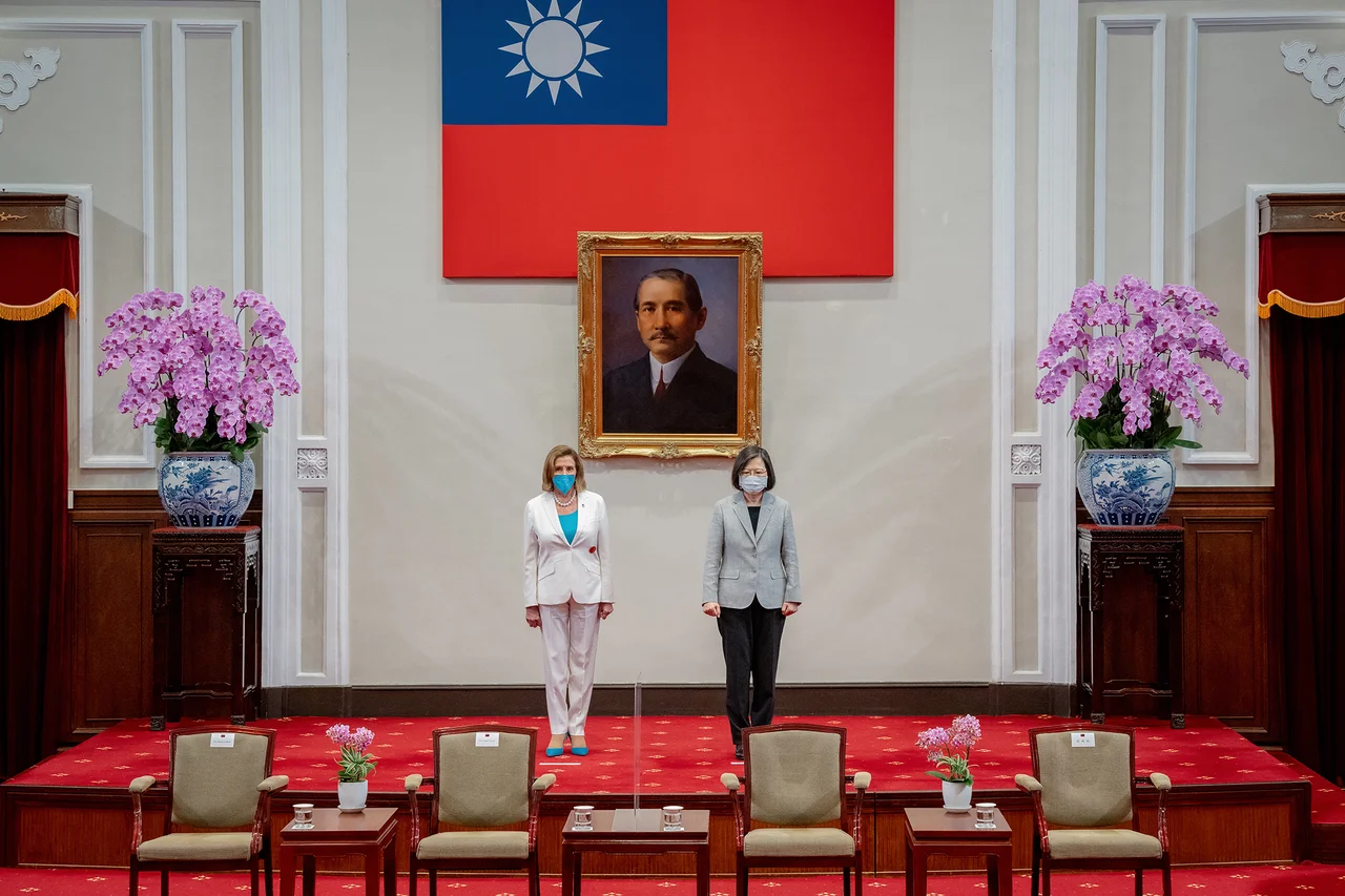 Taiwan President Tsai Ing-wen presented U.S. House Speaker Pelosi with the Order of Propitious Clouds with Special Grand Cordon on August 03, 2022. The photo shows the two leaders has taken their place before the awarding, taken by presidential photographer Makoto Lin.