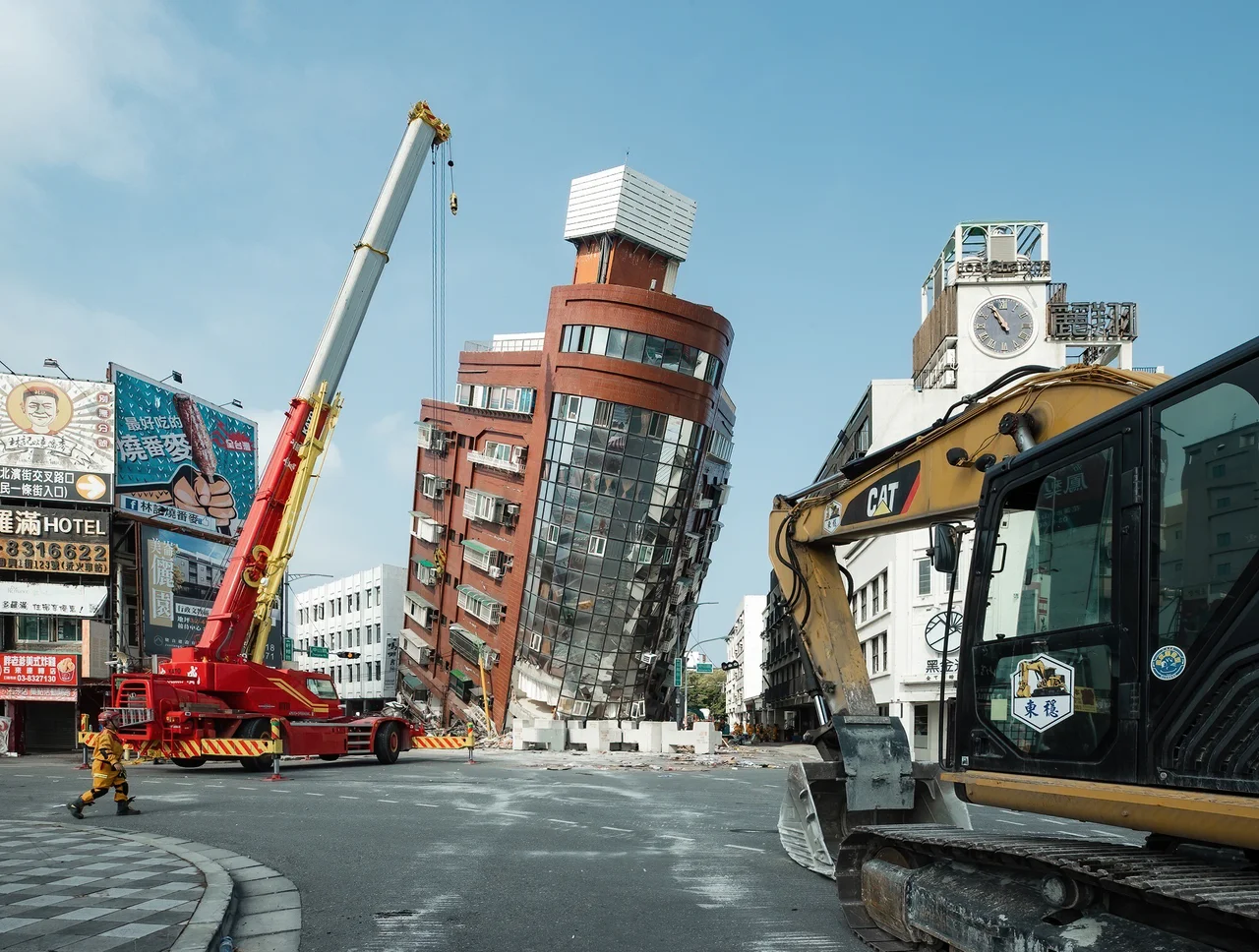 Rescue workers near the semi-collapsed ten-story Uranus Building on Xuanyuan Road after the 2024 Hualien earthquake.