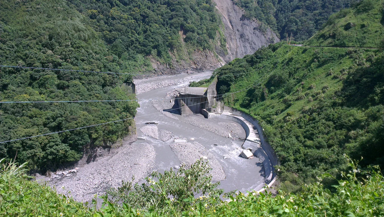 The "Baling" Dam on the "Da Han" River in Taoyuan County, Taiwan
September 2007, Weipa typhoons Tahan bring abundant rainfall, resulting in Shimen Reservoir upstream (11 km Ronghua dam upstream) of Baling dam dam seat because the right was hollowed base erosion and destroyed about 60 meters.