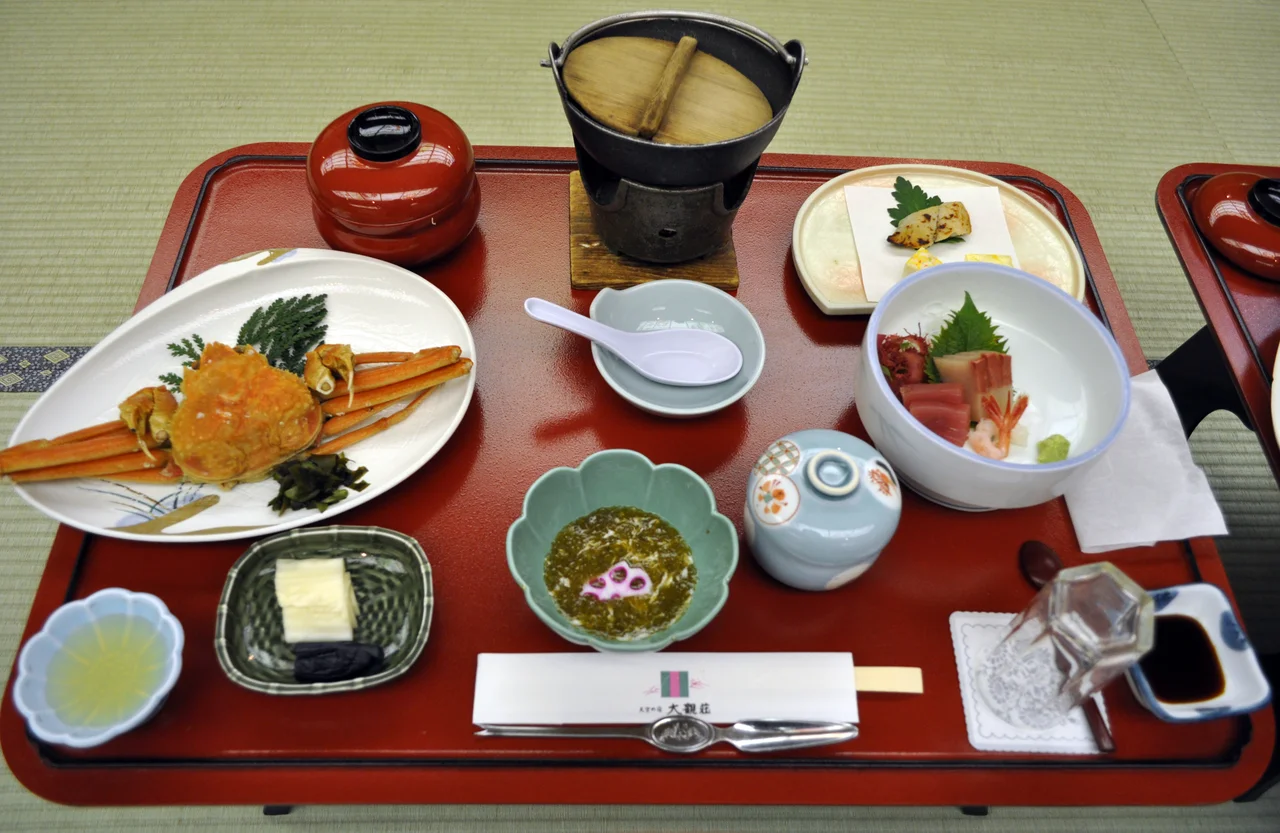Shiki-gentei-nigiri (四季限定にぎり) at Hebi-no-me Sushi, Wakura Onsen, Nanao City, Ishikawa Prefecture, Japan.
Top from left: salmon (shake), squid (ika), amberjack (hamachi), egg (tamago), crab (kani), ark shell (akagai)
Bottom from left: scallop (hotate), halfbeak (sayori), shrimp (amaebi), mackerel (saba), sardine, oyster (kaki), ginger (gari).

Please correct description if you think any of those are identified wrong =).
