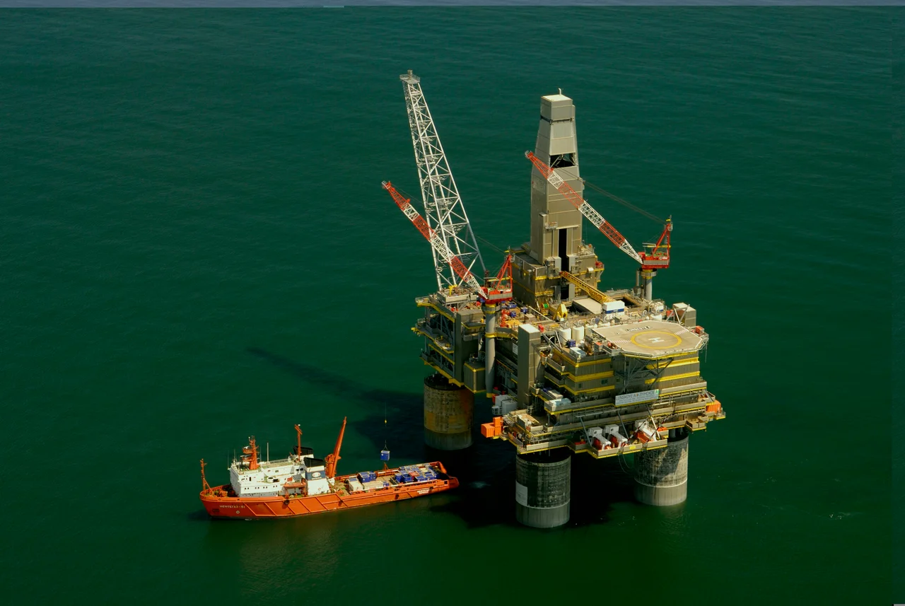The Lun-A (Lunskoye-A) platform, located 15 km off the north eastern coast of Sakhalin Island, in a water depth of 48 m. It is a drilling and production platform with minimum processing facilities. the four legged concrete gravity base substructure (CGBS) was engineered and constructed in Vostochniy port by Aker Kvaerner Technology AS and Quattrogemini OY and was installed in June 2005.